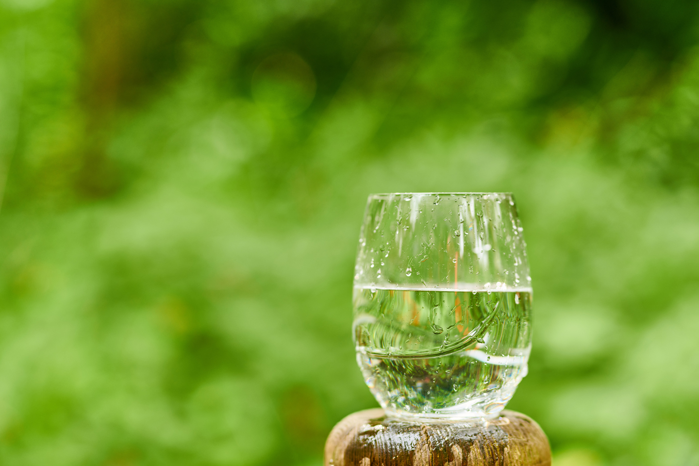 waterglas op paal in natuur