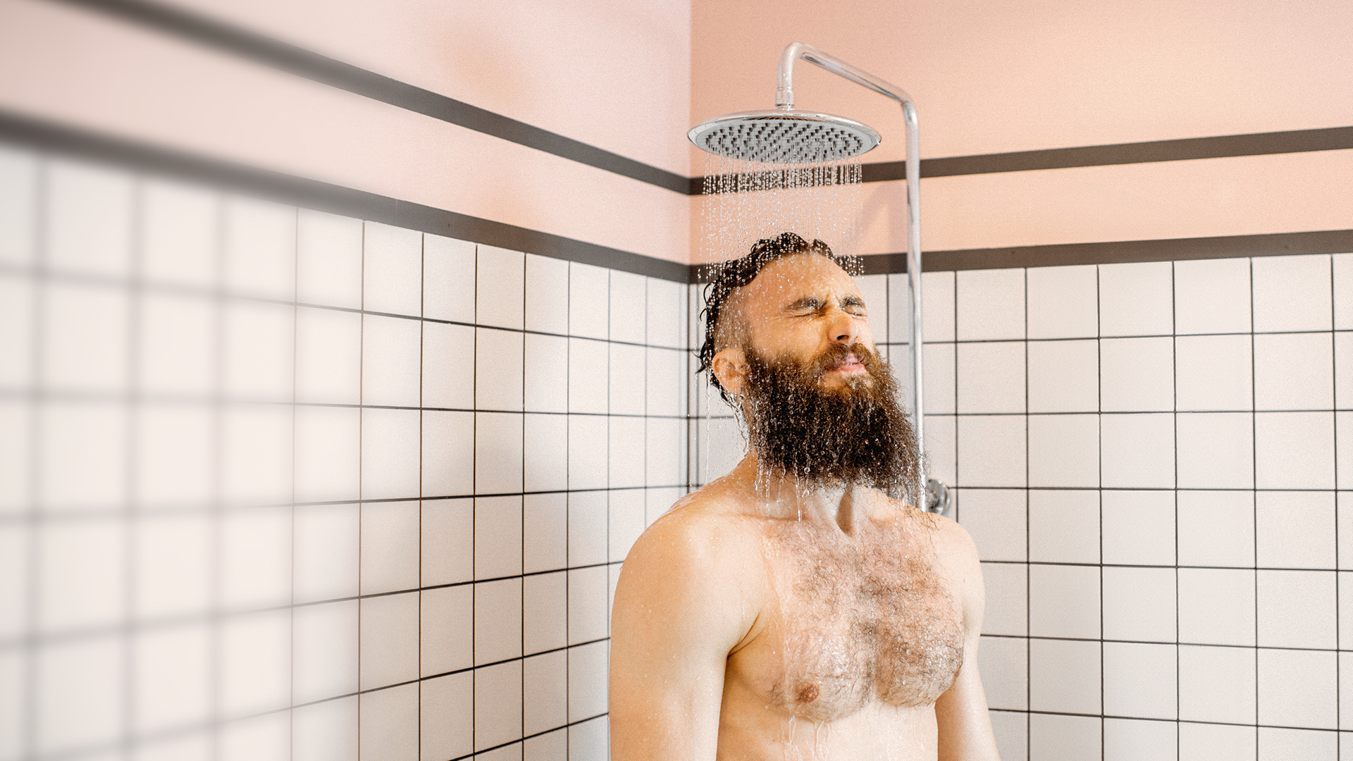 yunus onder de douche