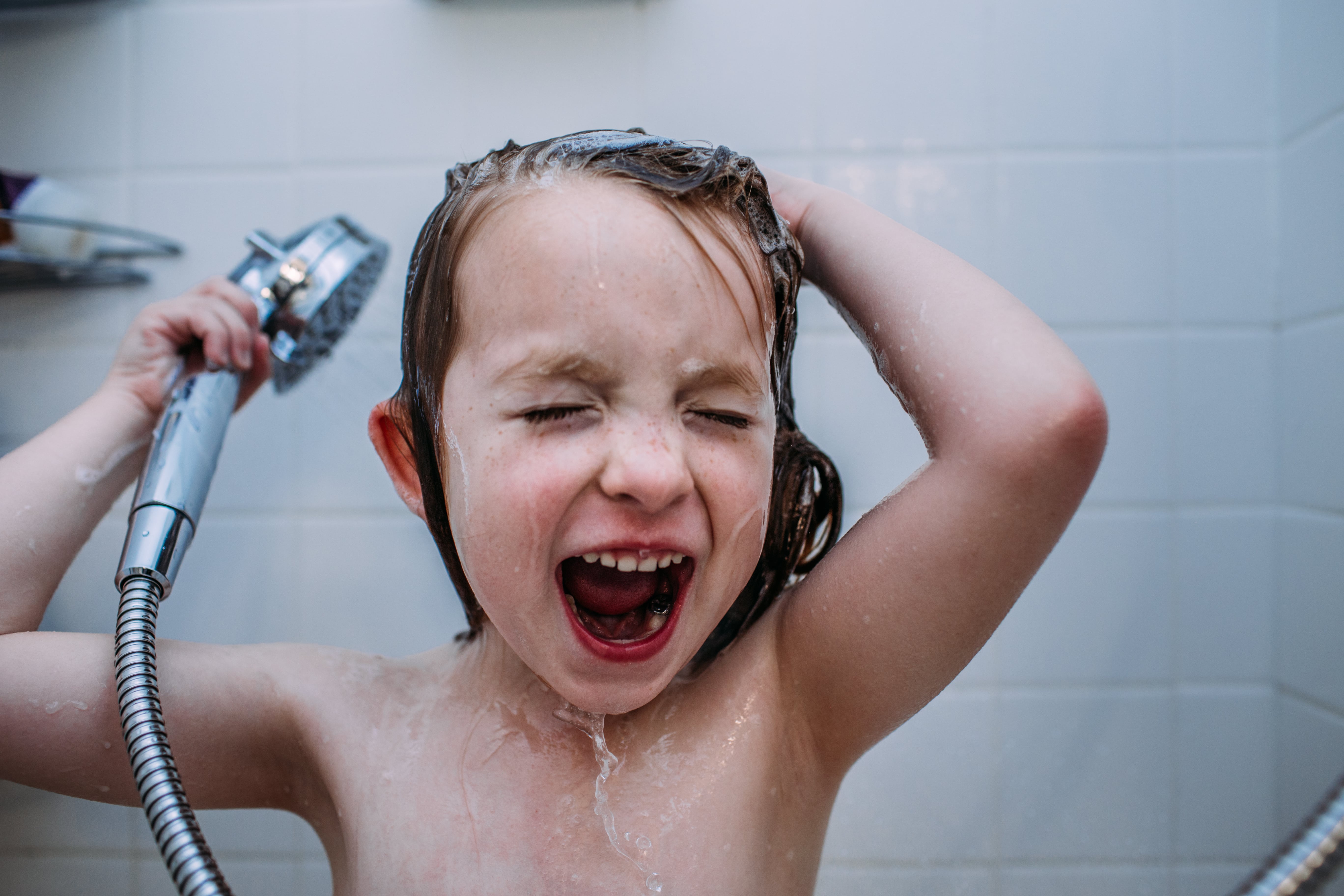 Meisje zingend onder de douche
