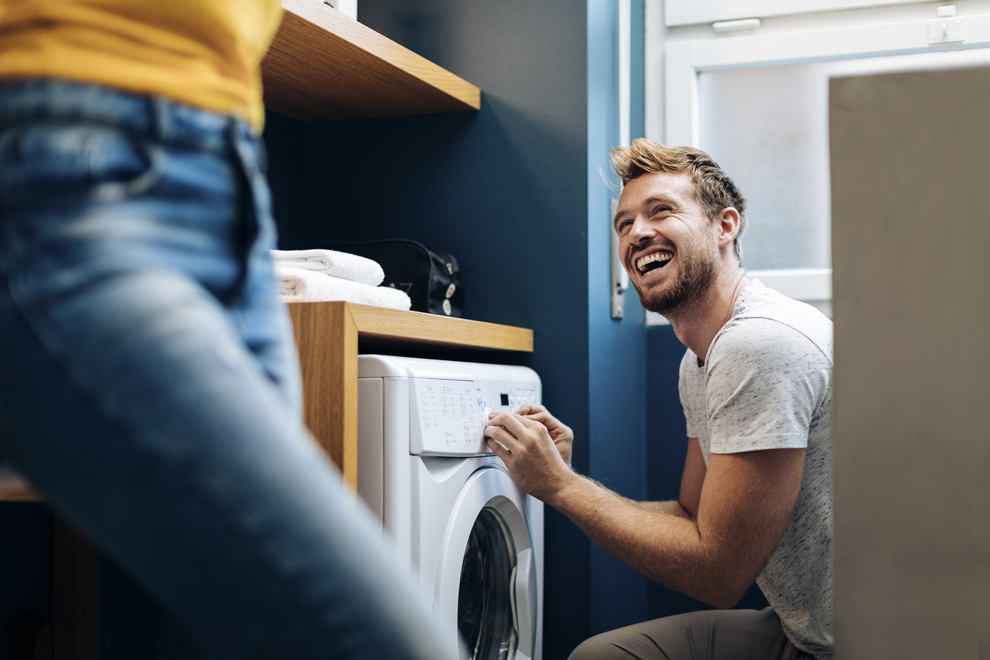 Man zet wasmachine aan