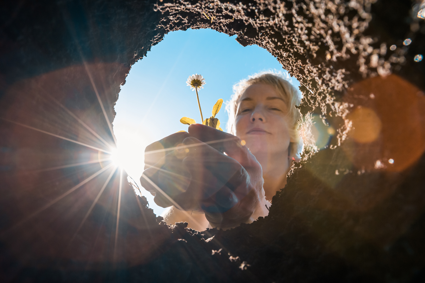 vrouw plant bloem