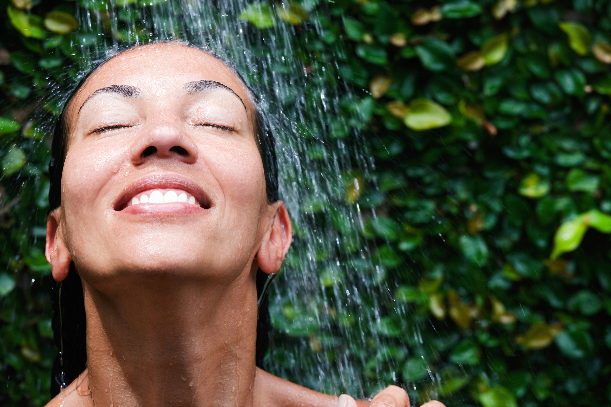 vrouw onder een koude douche