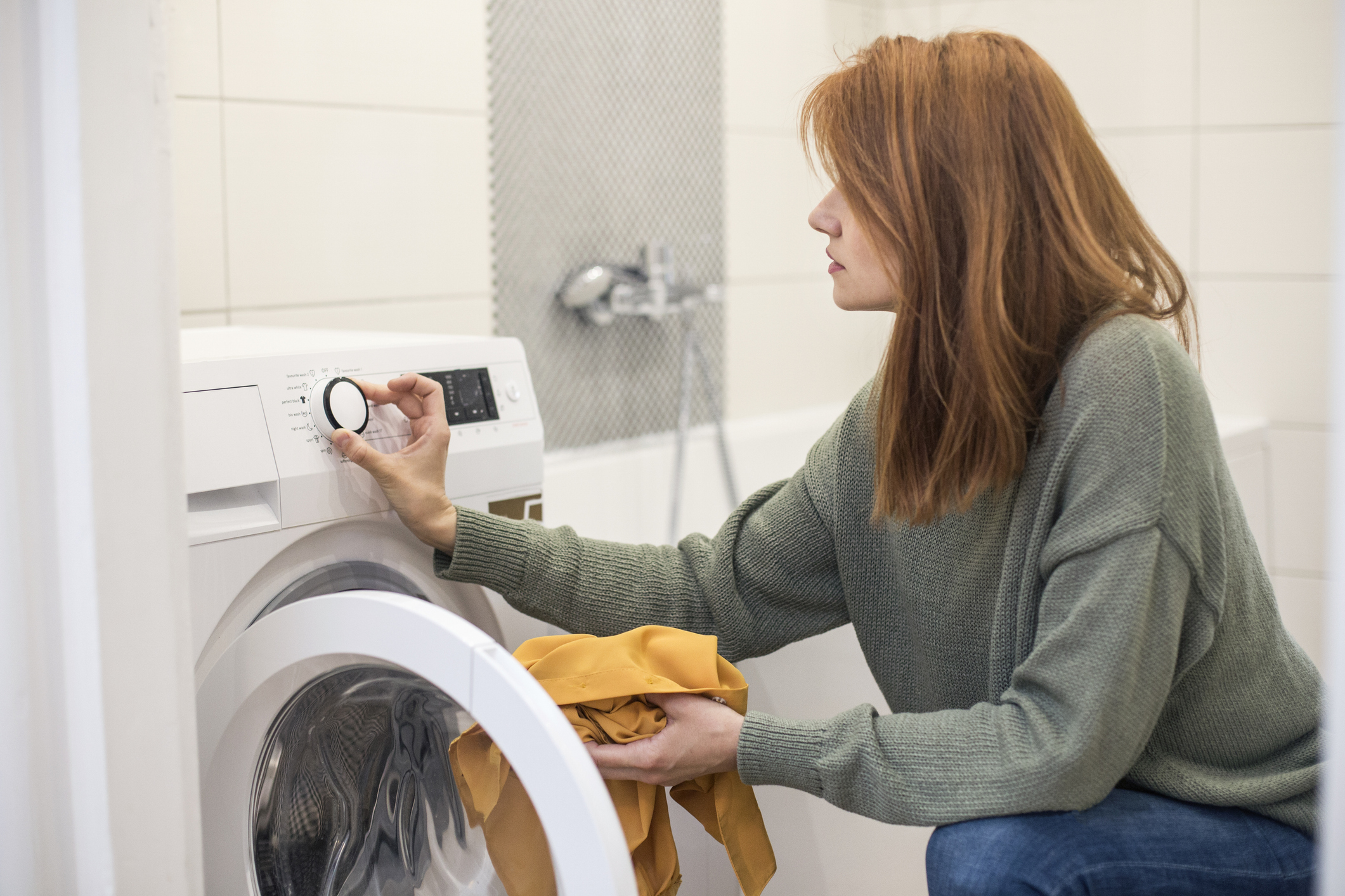 vrouw met wasmachine
