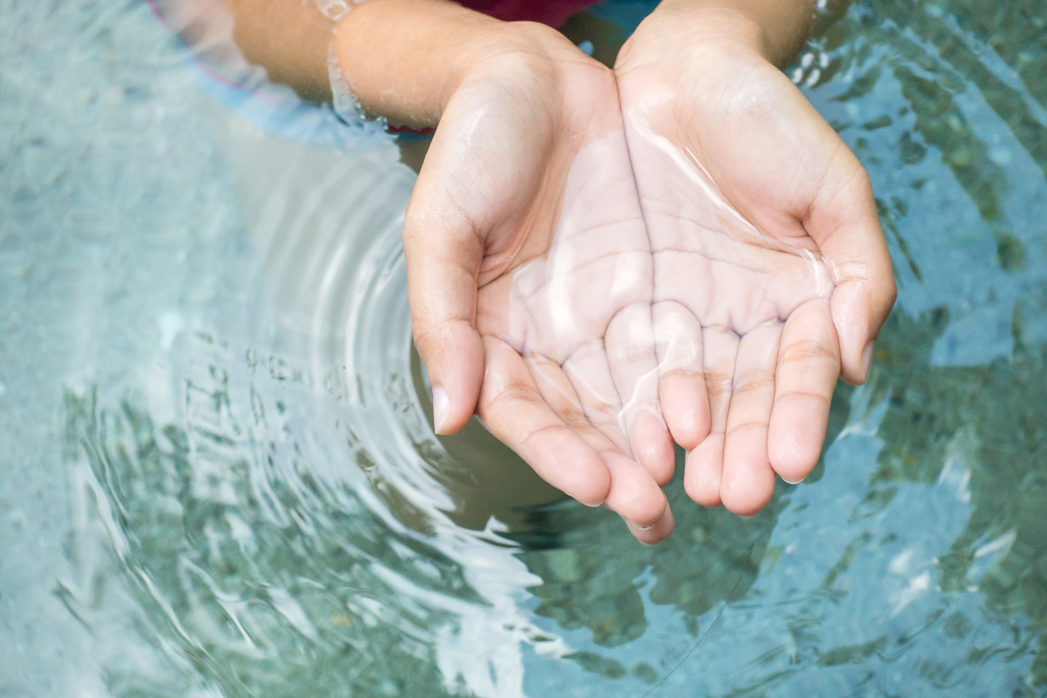 handen in schoon water