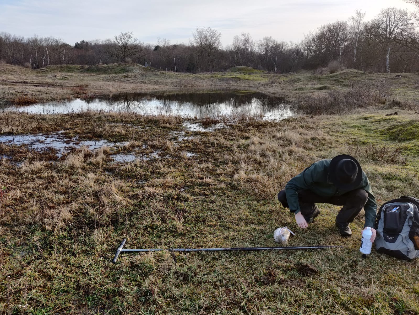 boy doet onderzoek in natuur