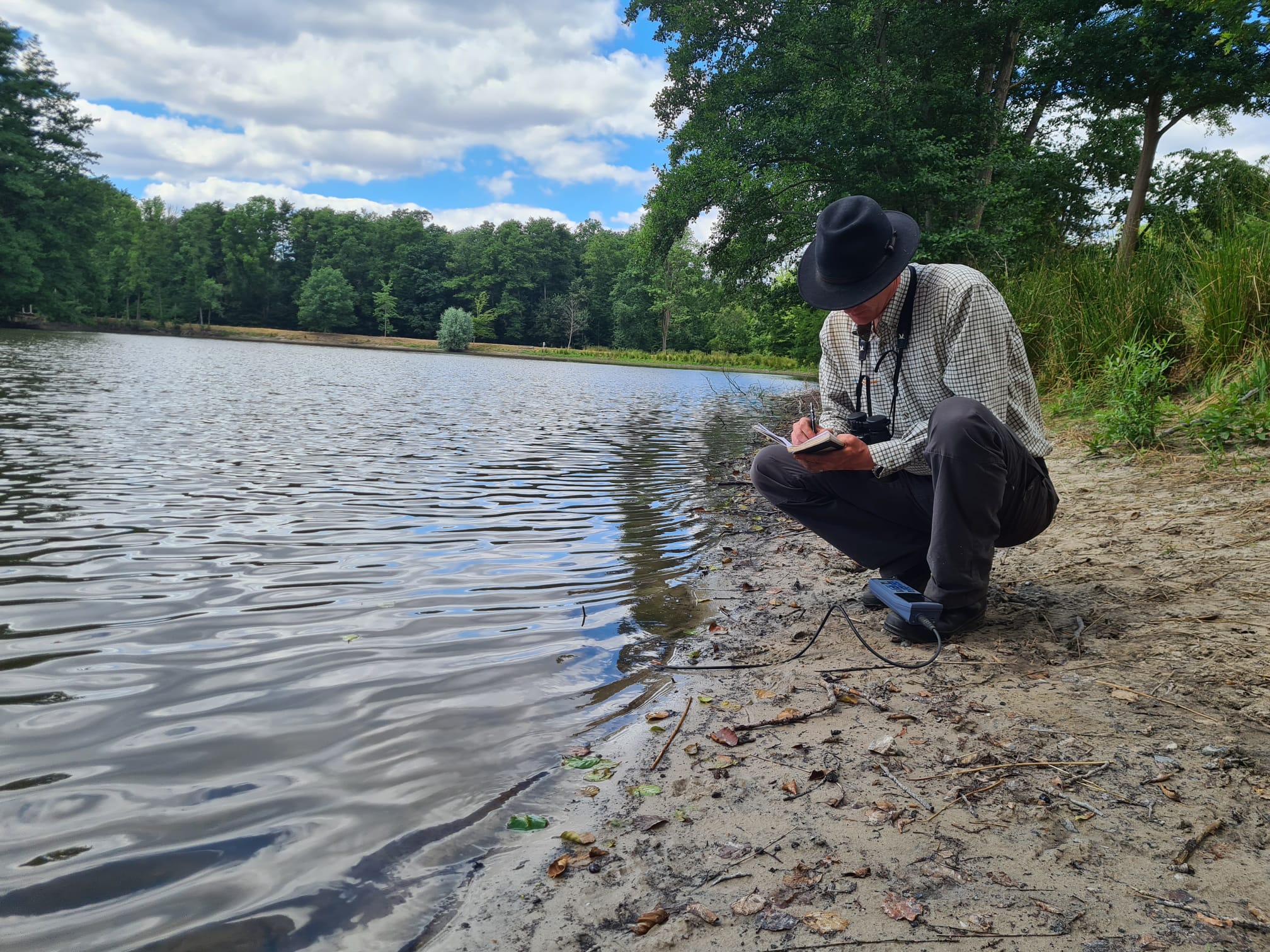 boy doet test bij waterplas