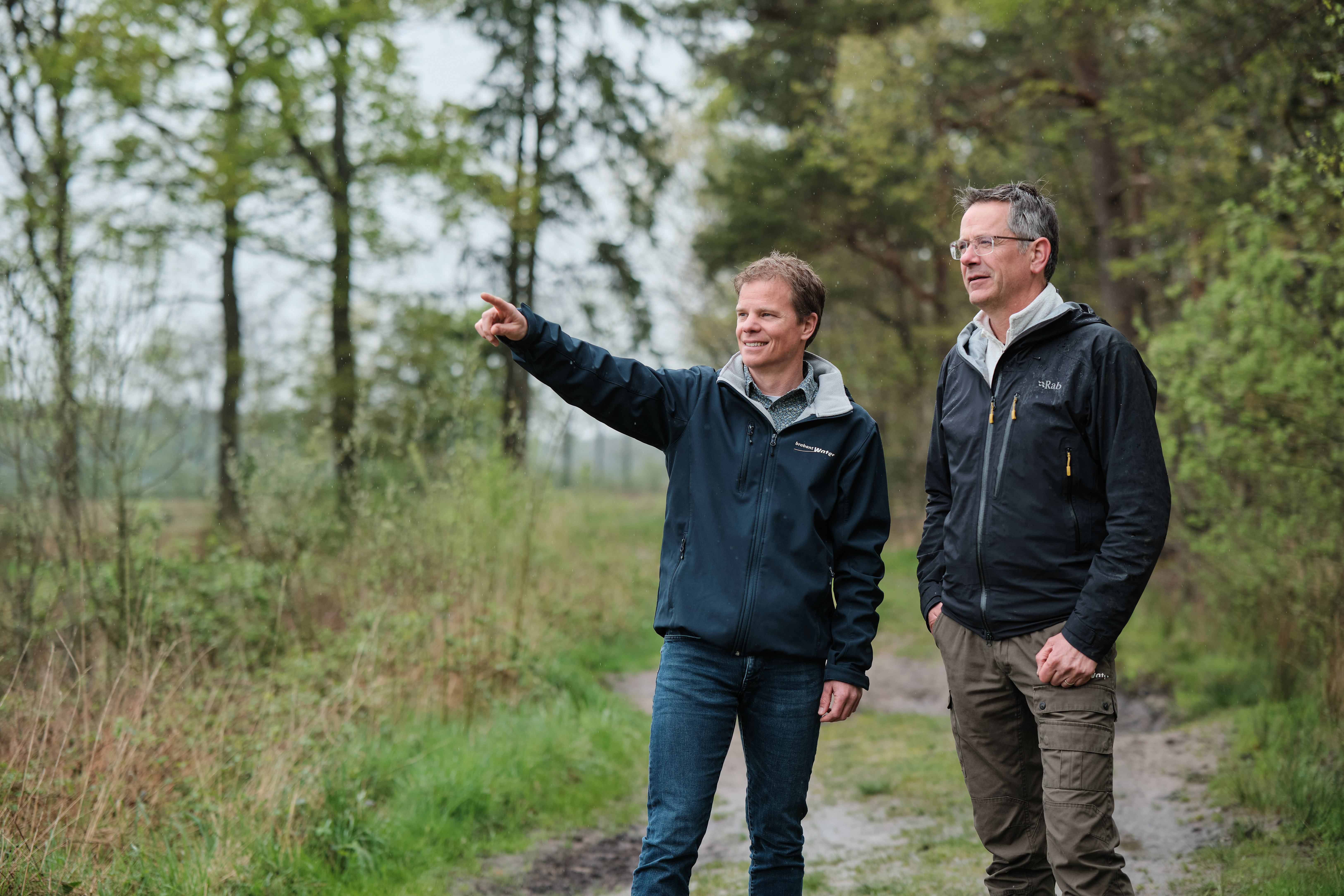 Jeroen Castelijns en Martin de Haan in drinkwaterlandschap de Groote Heide