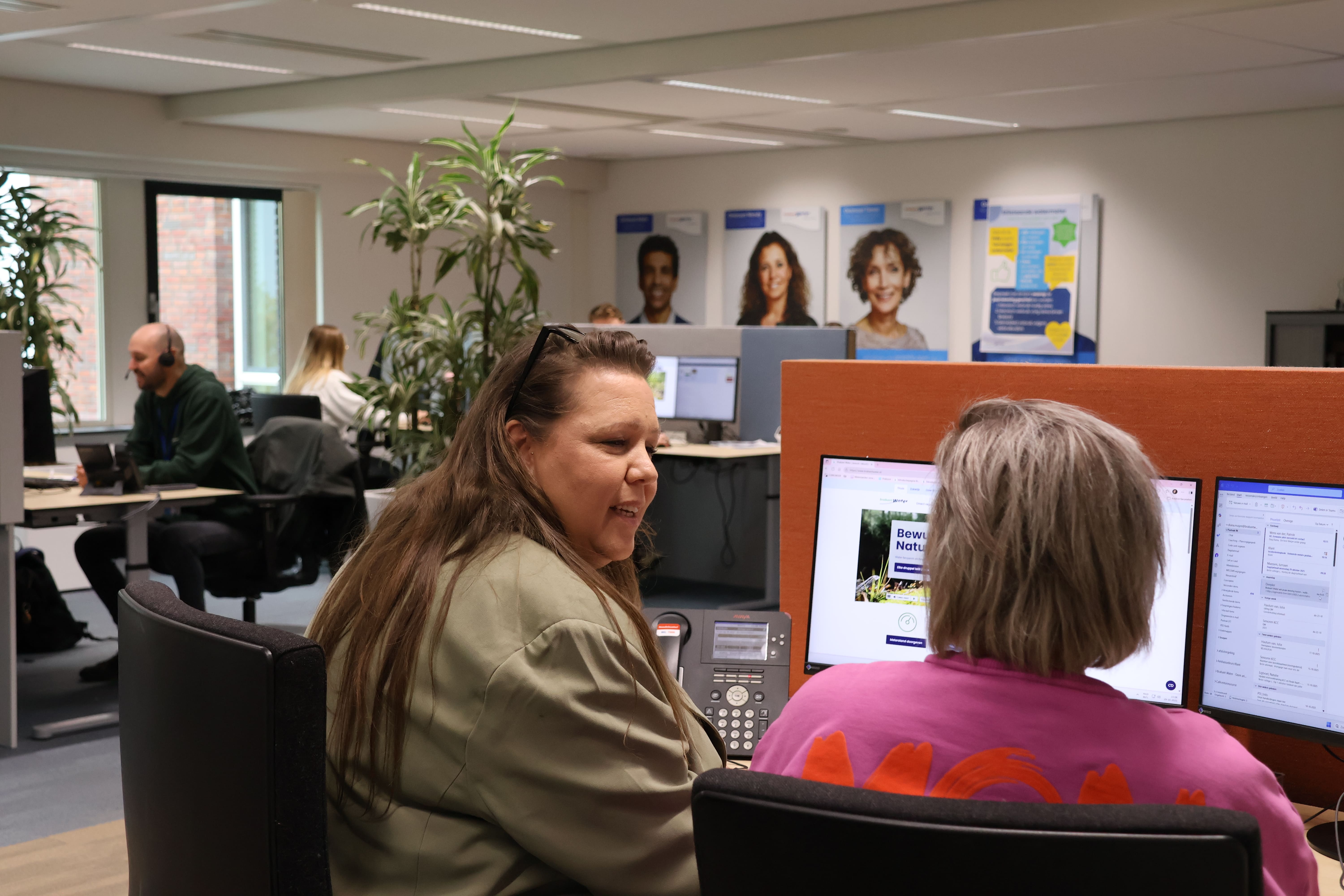 Natasja en collega in het klantcontactcentrum
