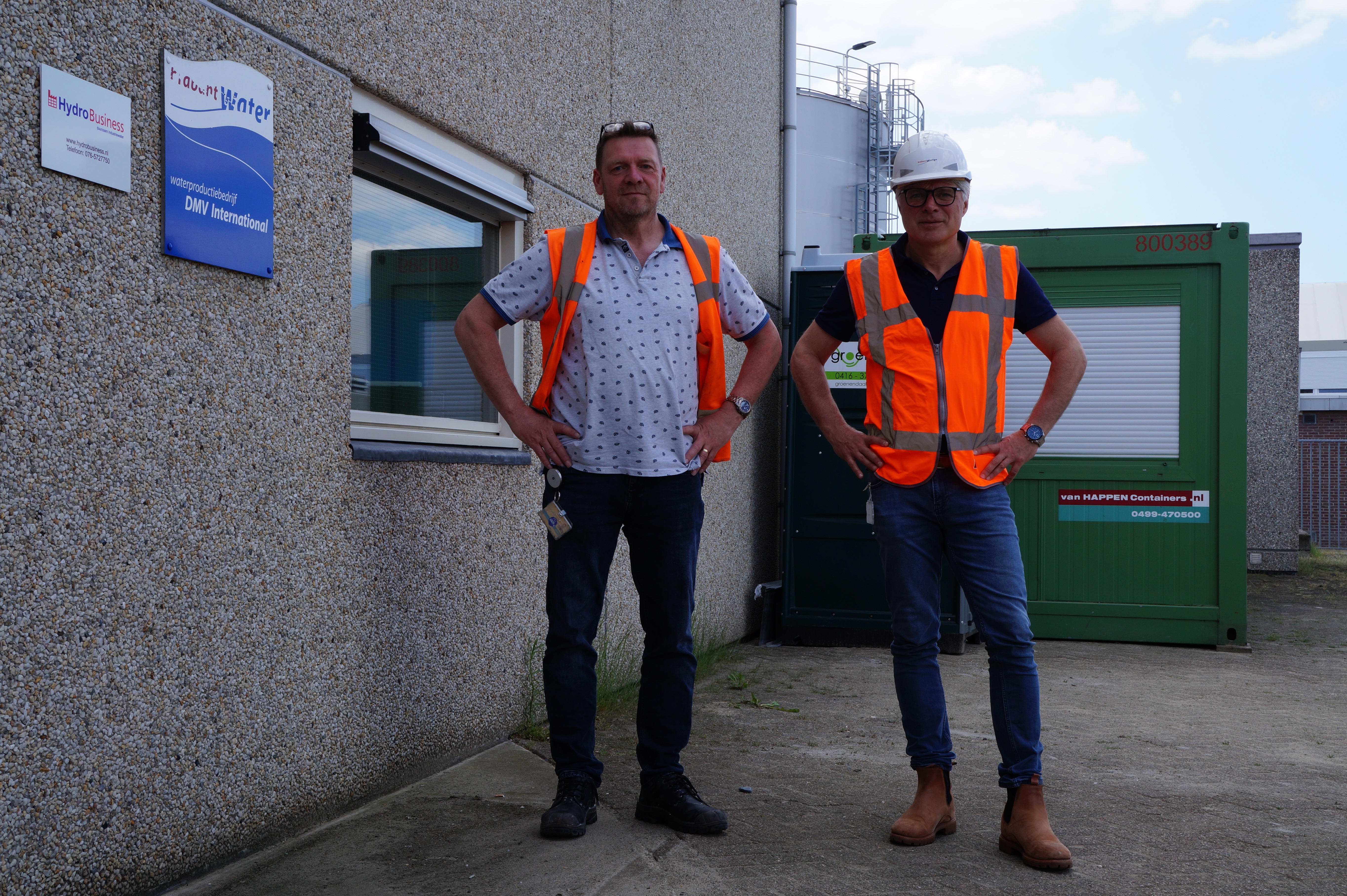 Noud Langenberg en Marc van Hal bij de locatie van de waterzuiveringsinstallatie op het terrein van FrieslandCampina DMV.