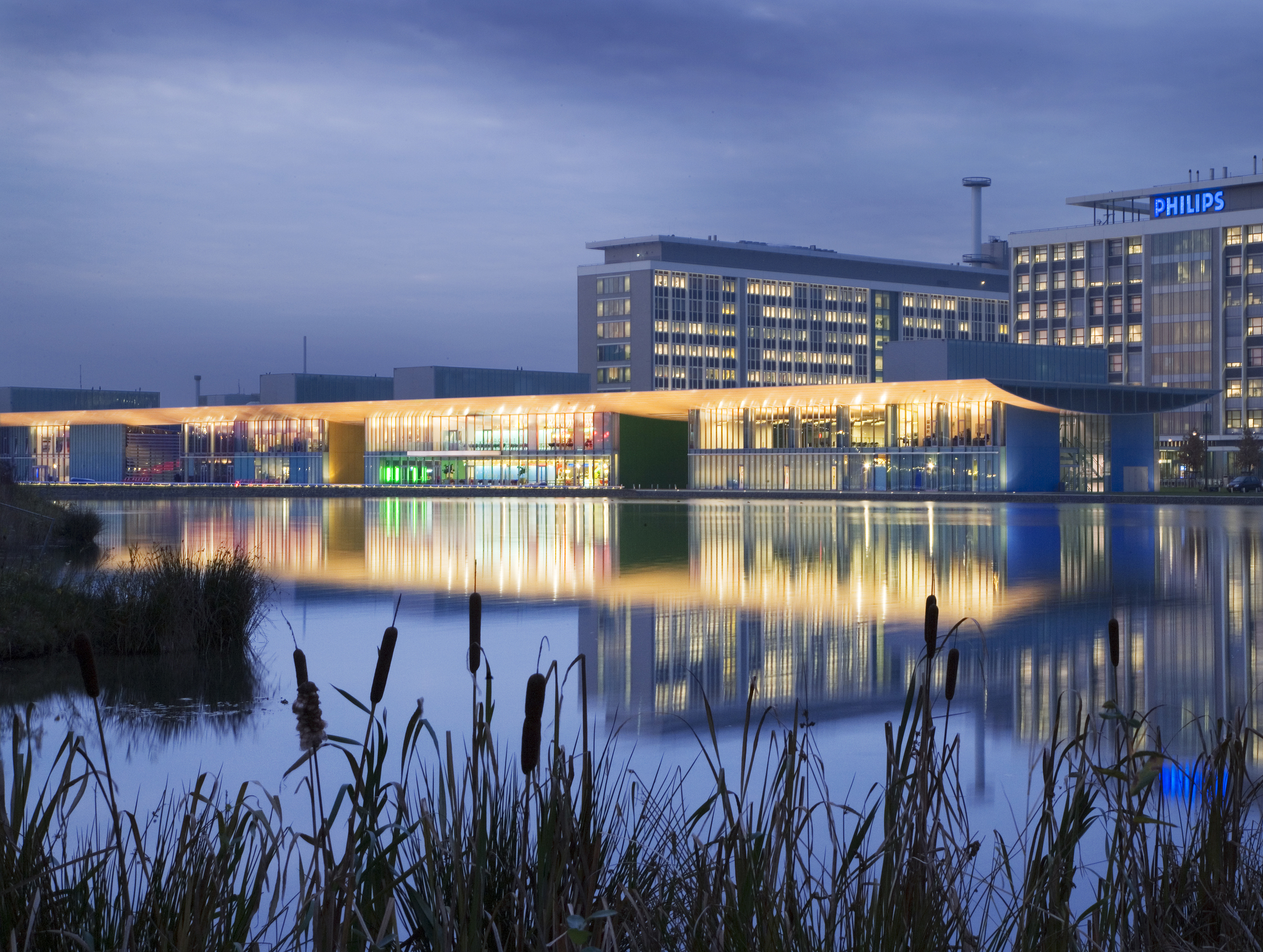 Philips gebouw by night