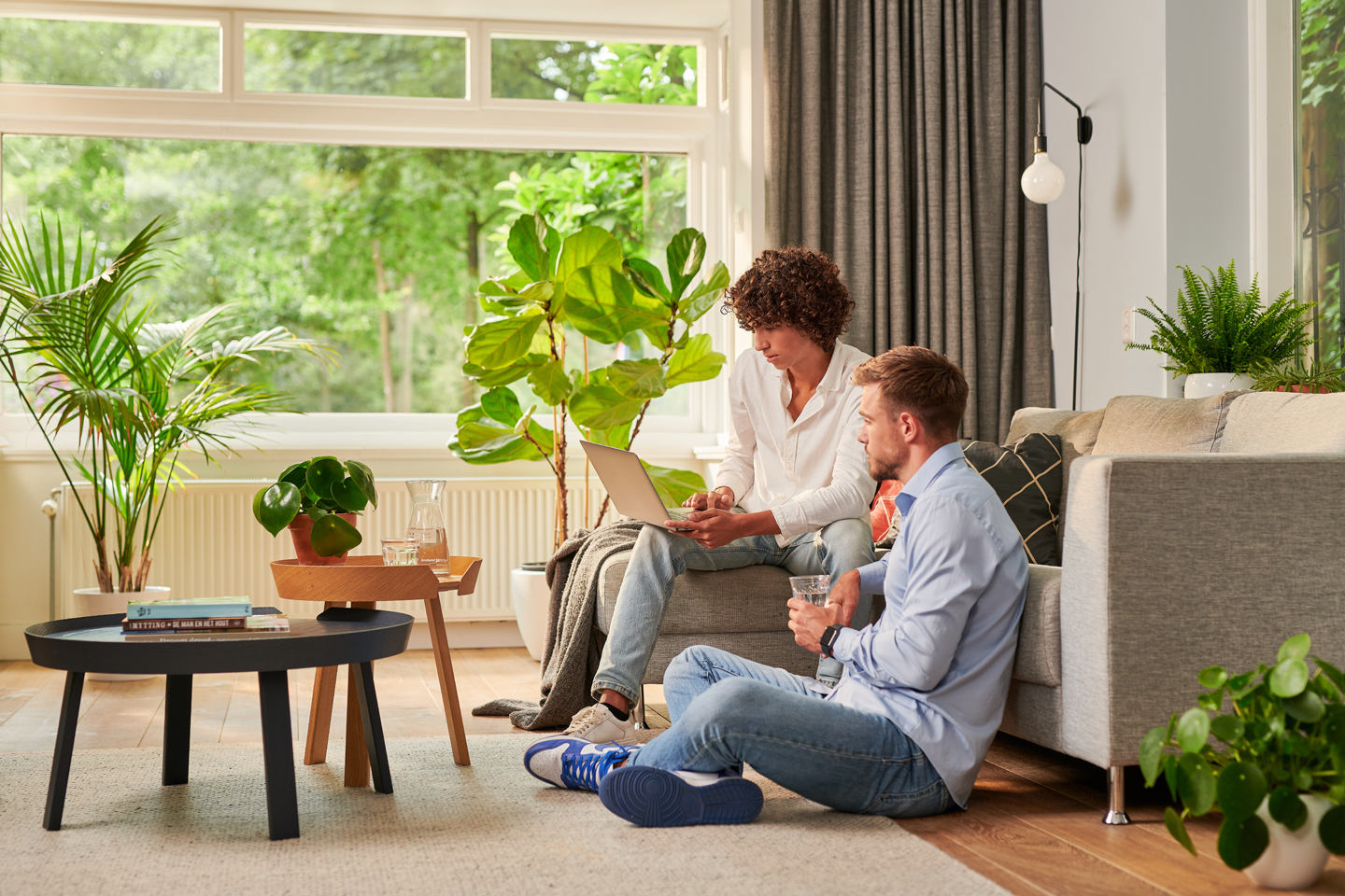 Mannen regelen waterzaken in woonkamer