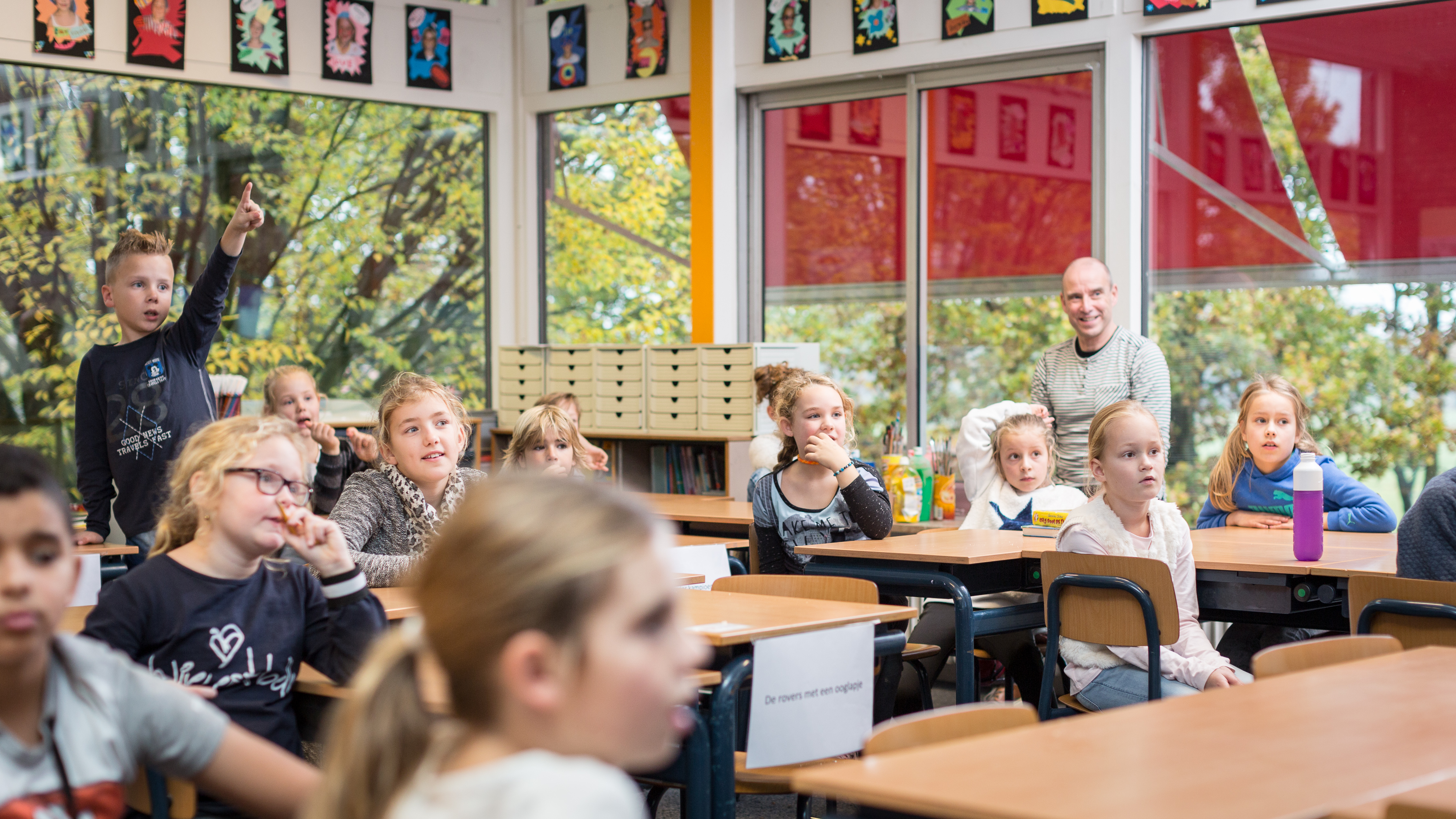 Kinderen in de klas leren over kraanwater