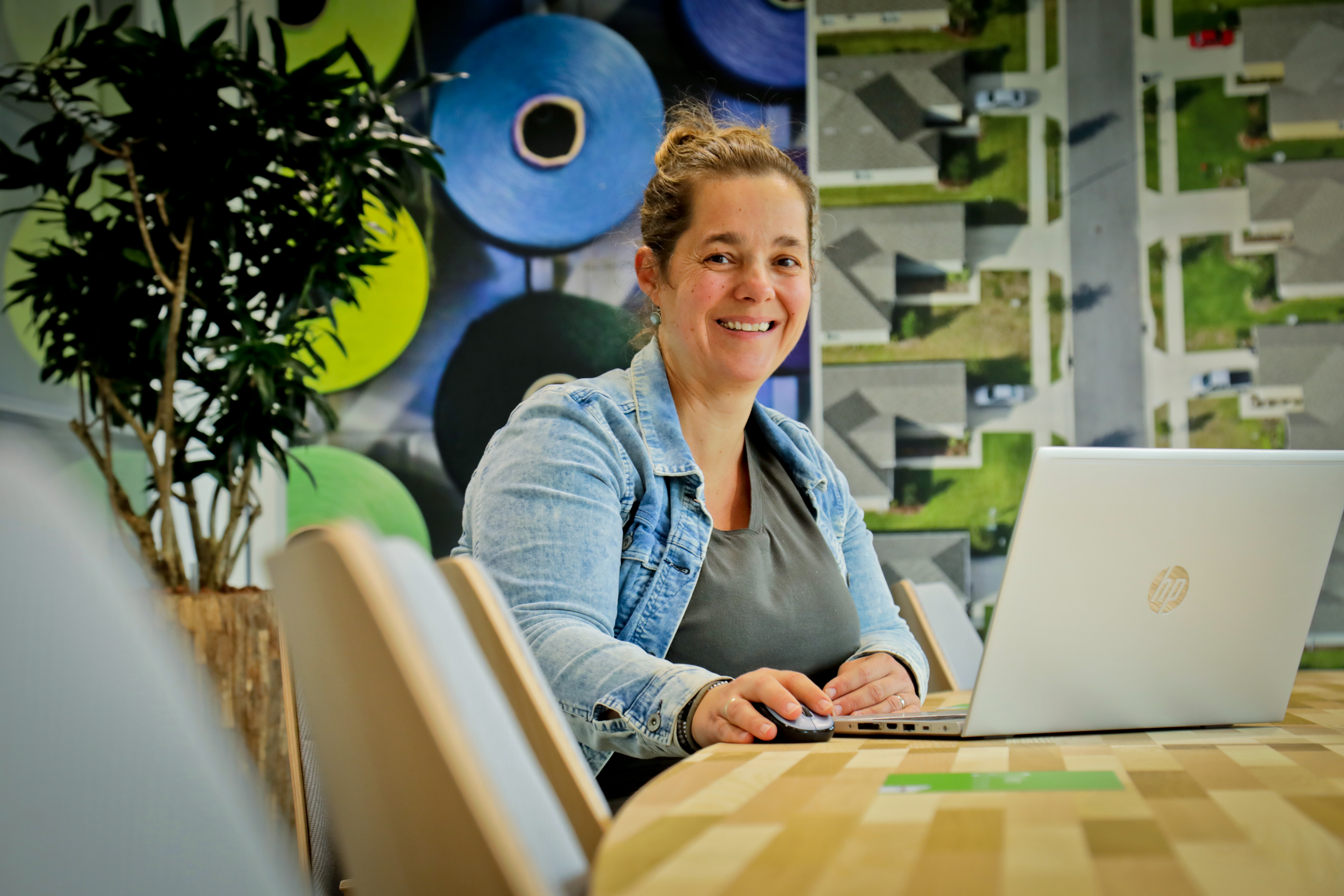 medewerker achter laptop