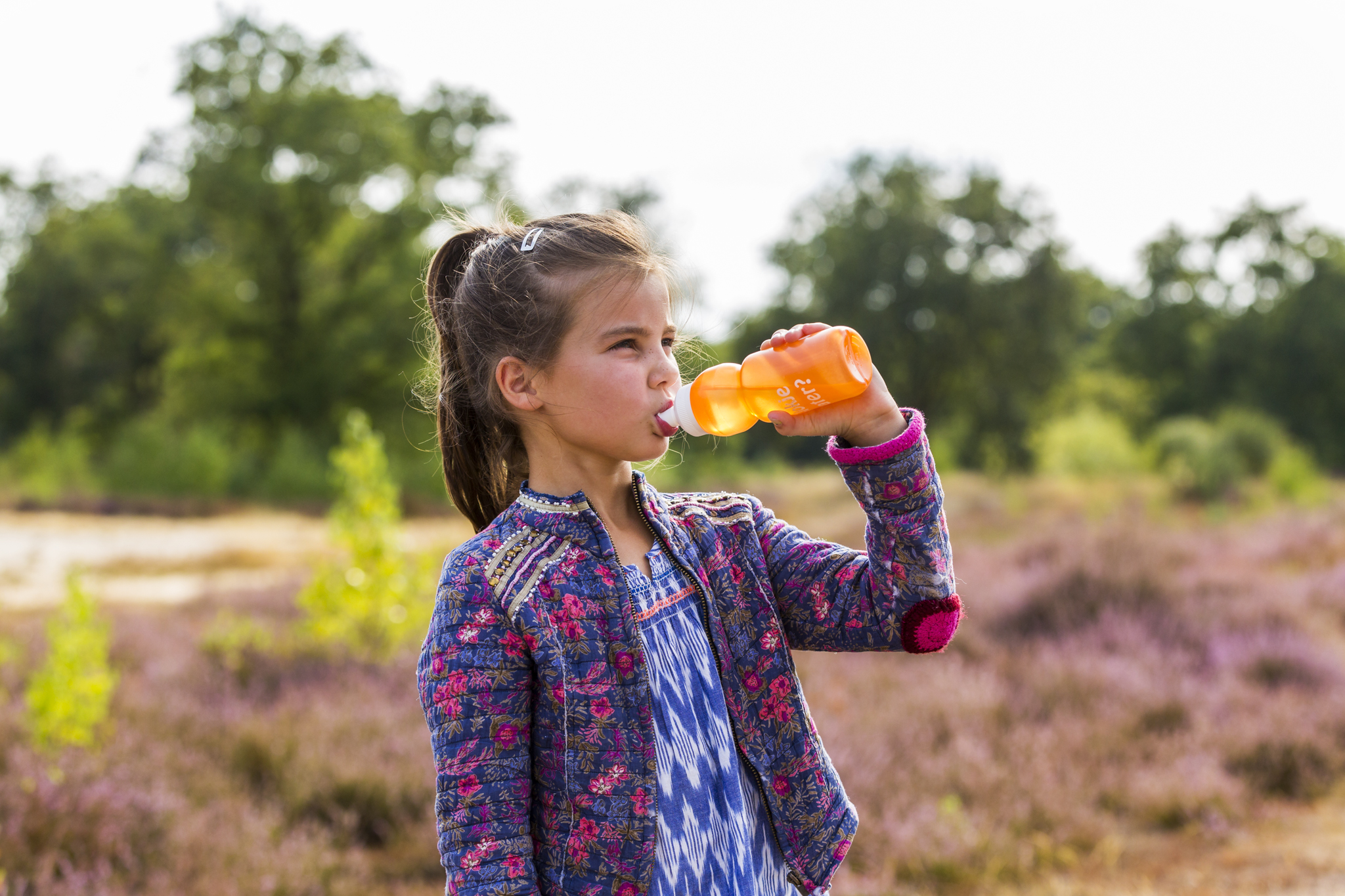 Meisje drinkt uit herbruikbare bidon