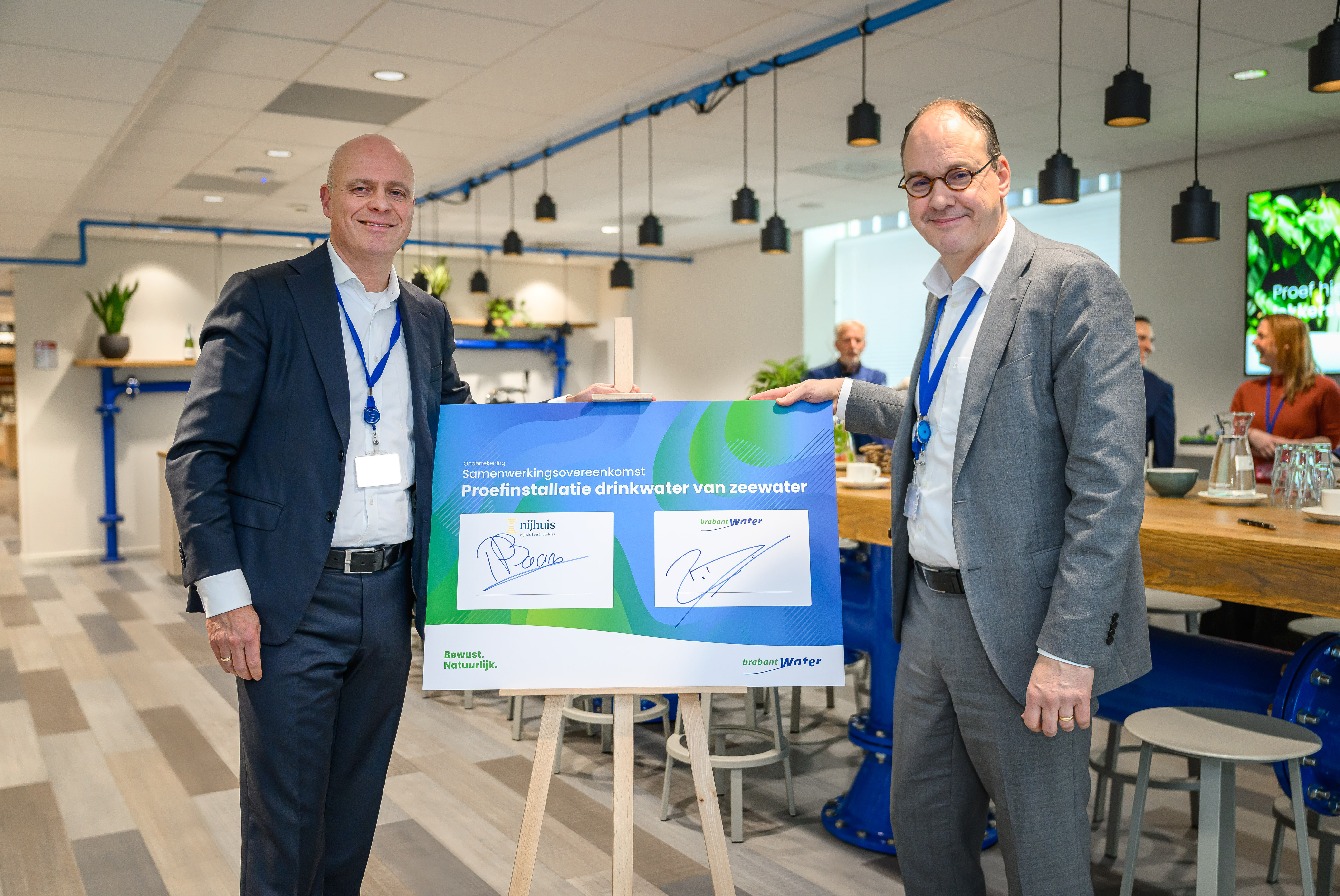 ondertekening door directeuren Nijhuis Saur Industries en Brabant Water