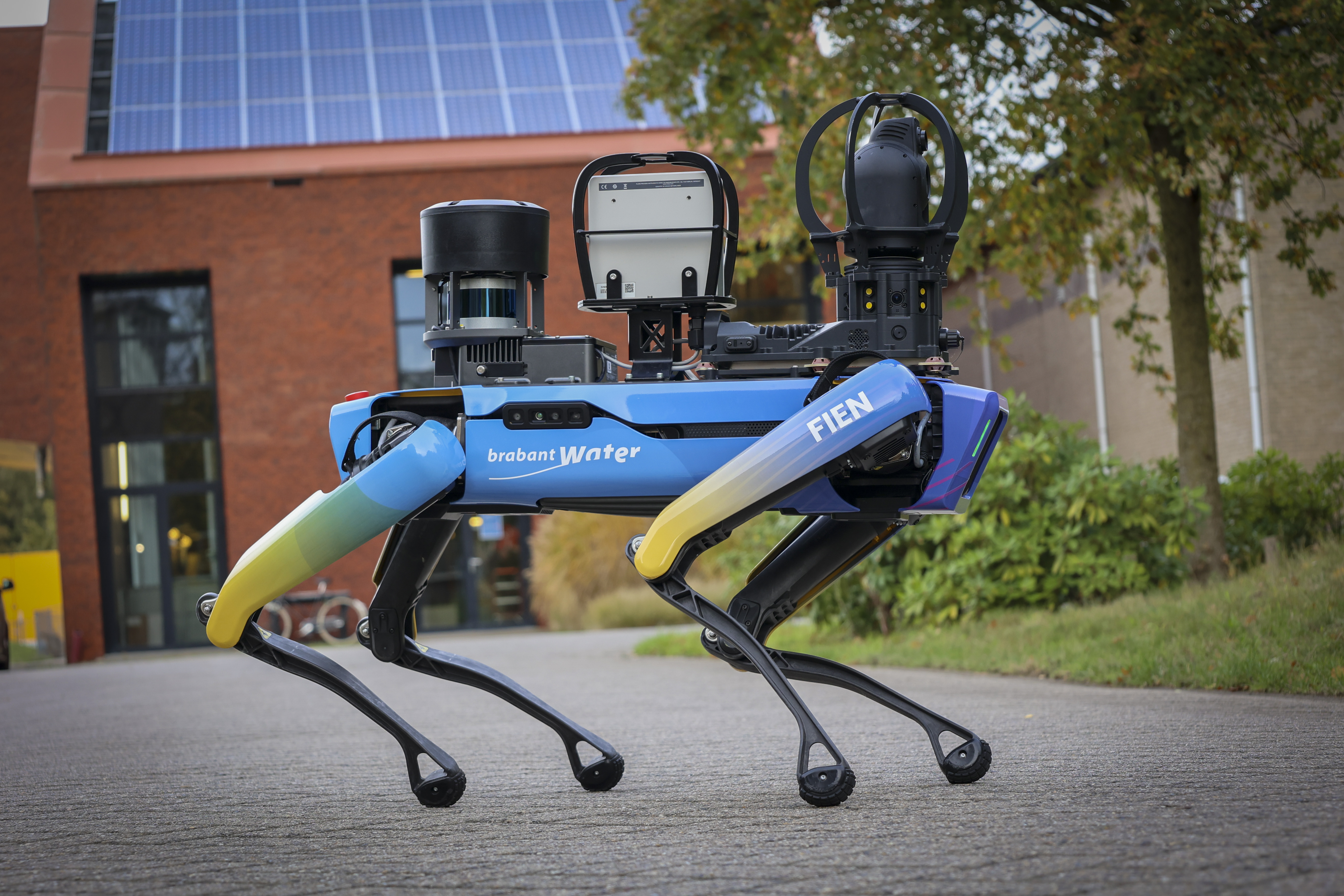 robothond fien buiten voor waterproductiebedrijf