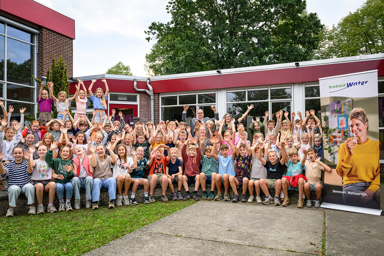 nationale kraanwaterdag kinderen juichen op schoolplein