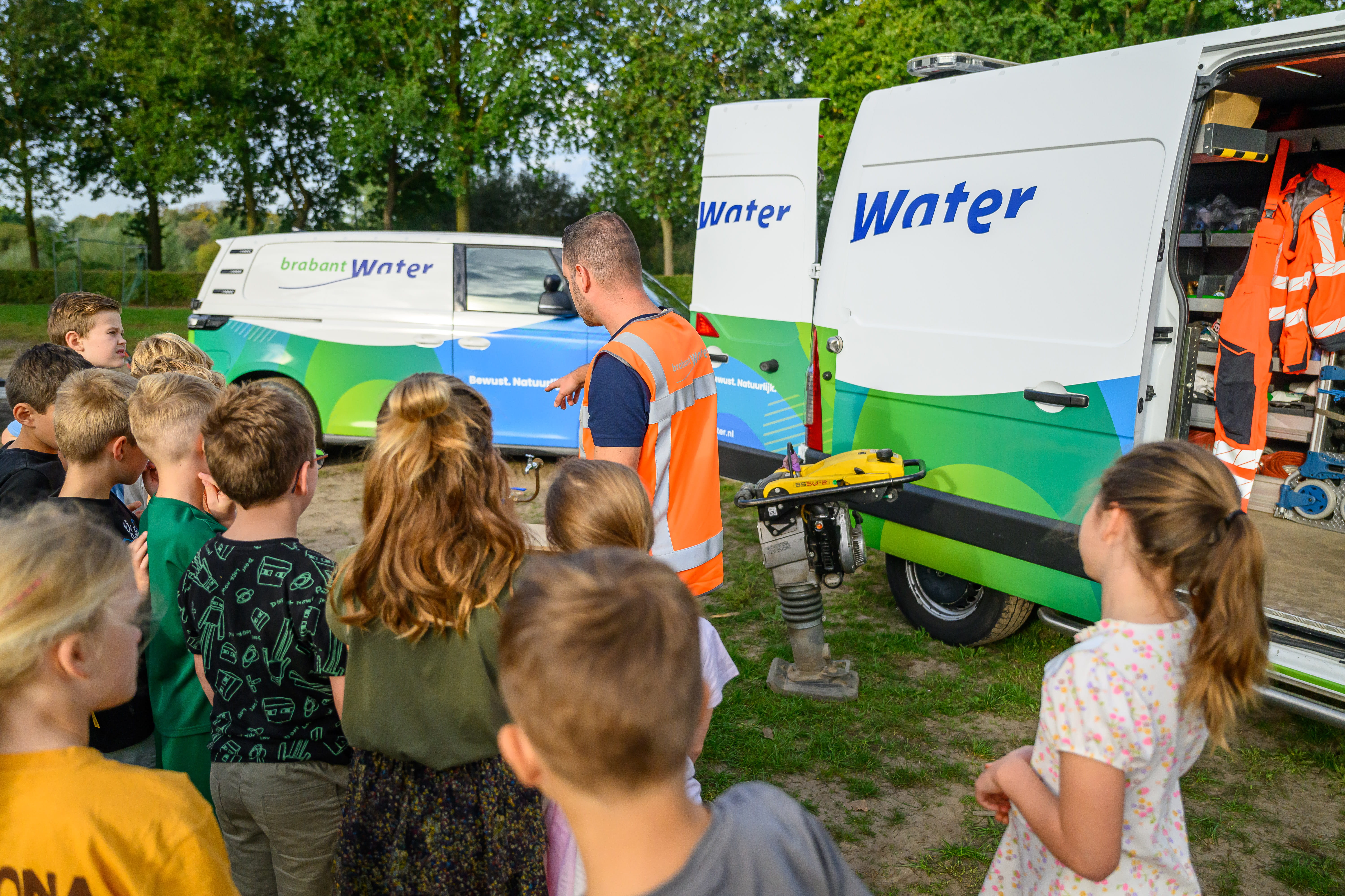 nationale kraanwaterdag kinderen bij monteursbus