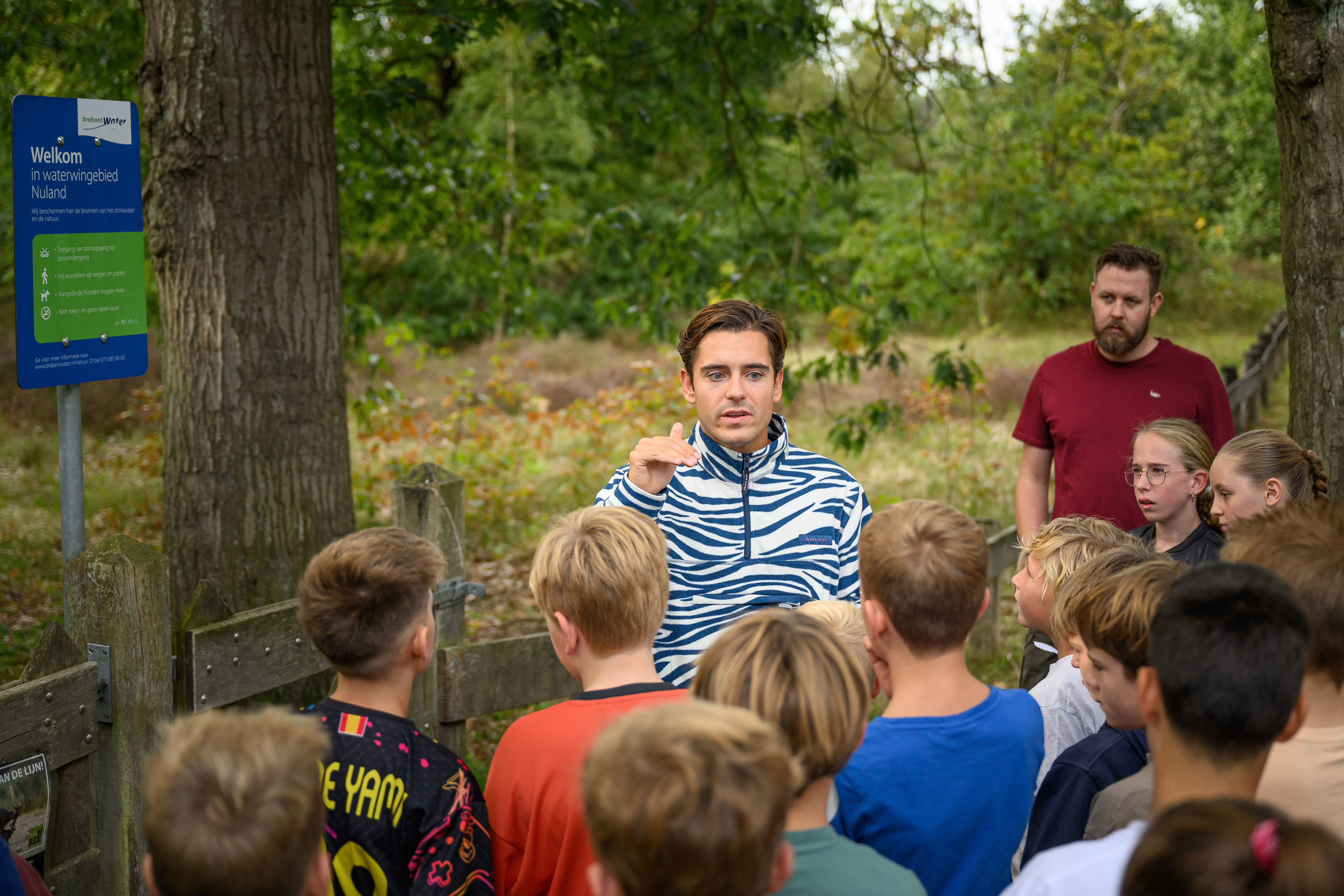 nationale kraanwaterdag Floris Gobel legt iets uit aan groep 8