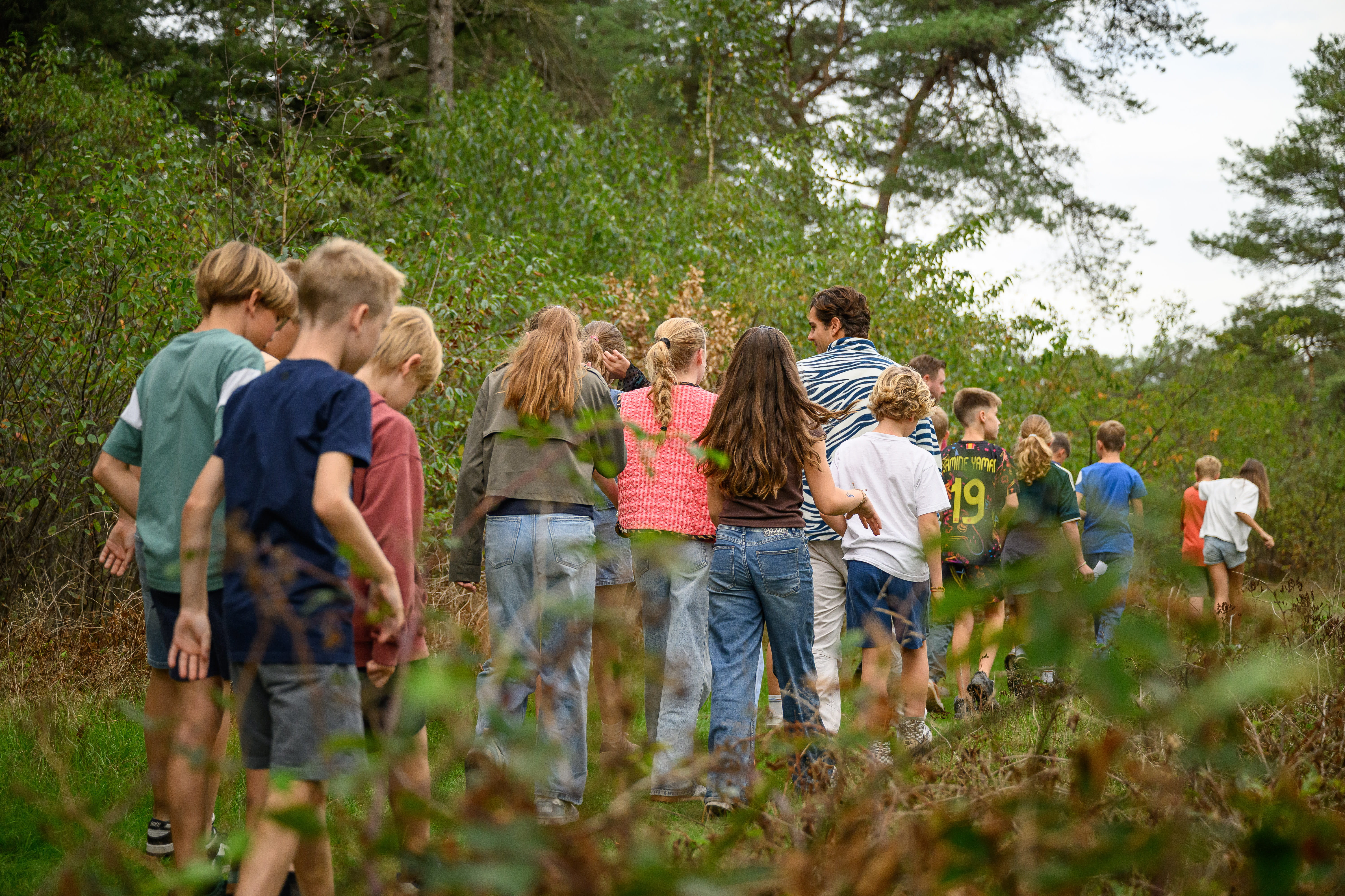 nationale kraanwaterdag kinderen lopen met Floris Gobel door natuur