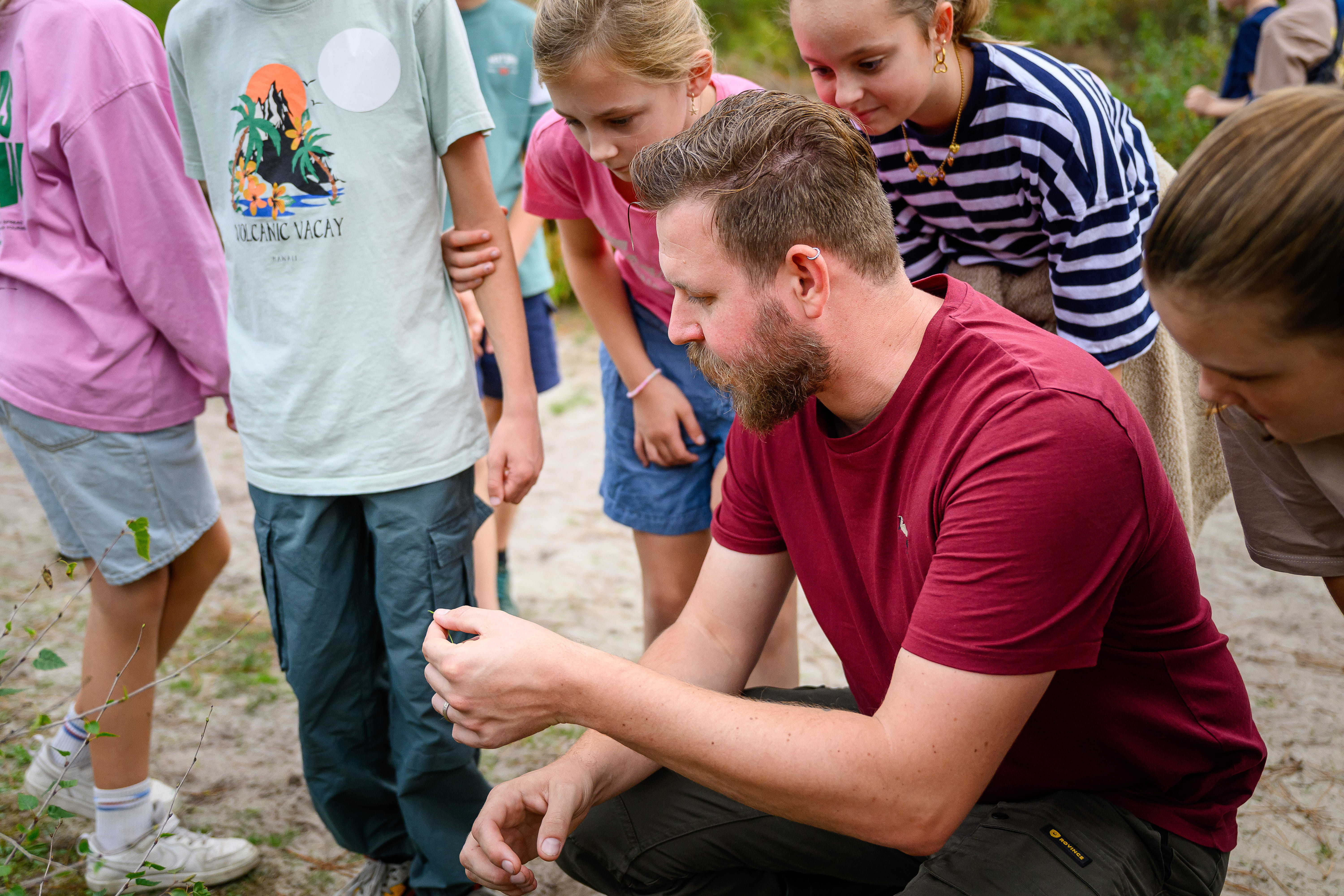 nationale kraanwaterdag ecoloog Joost legt iets uit aan kinderen