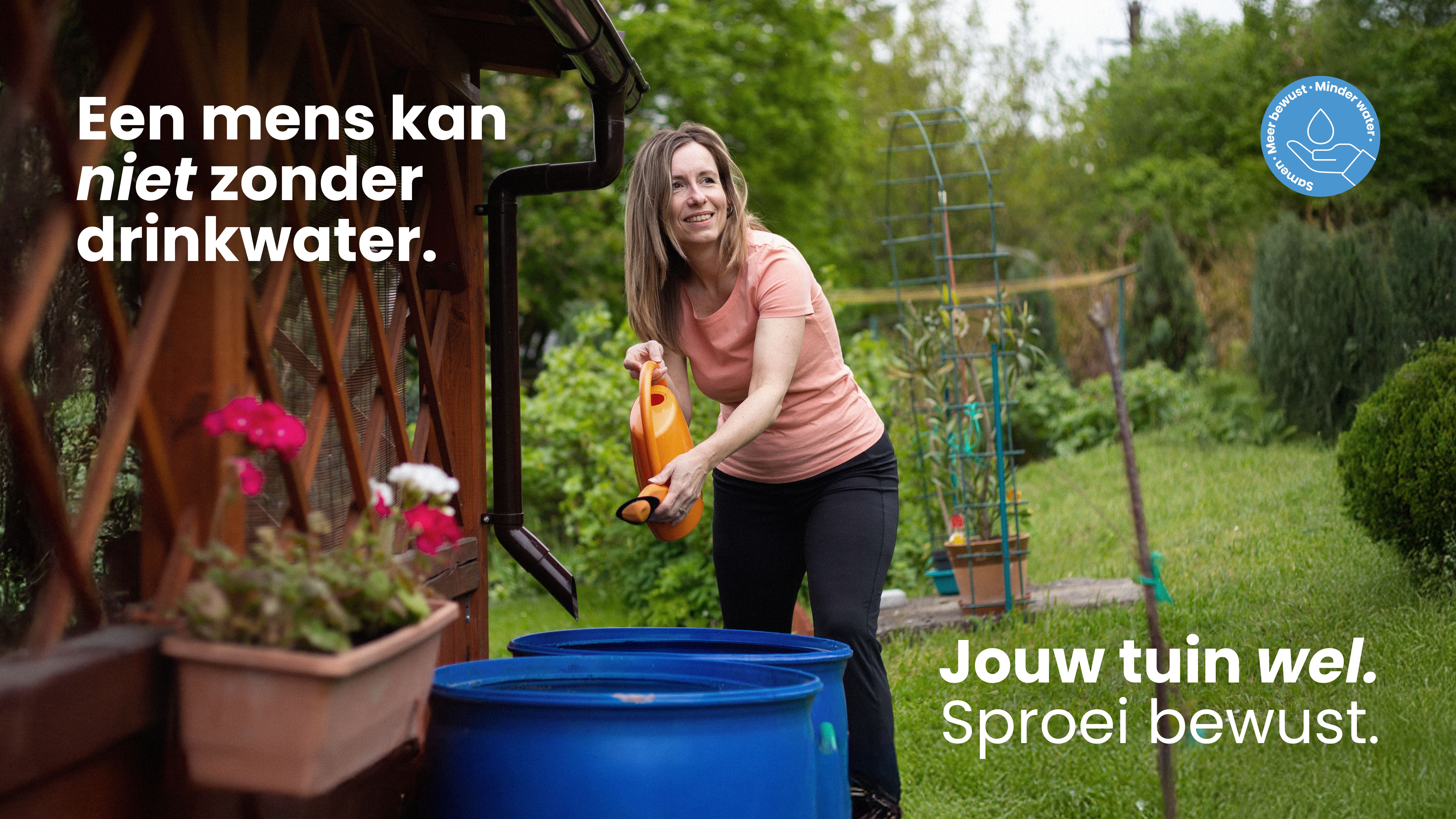 water uit regenton door vrouw