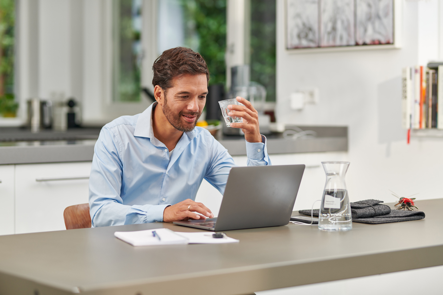 man achter laptop