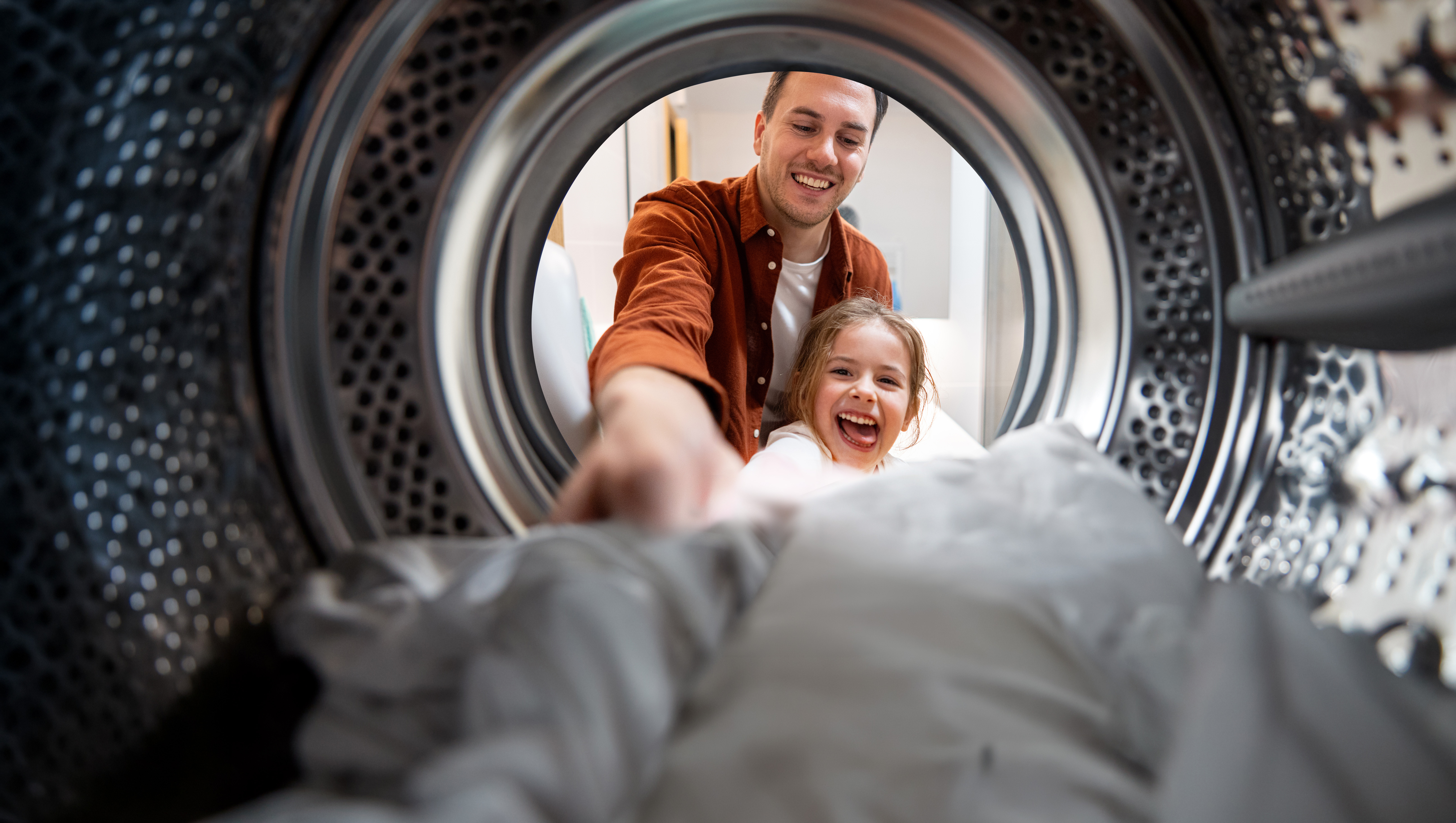 Man met kind en wasmachine