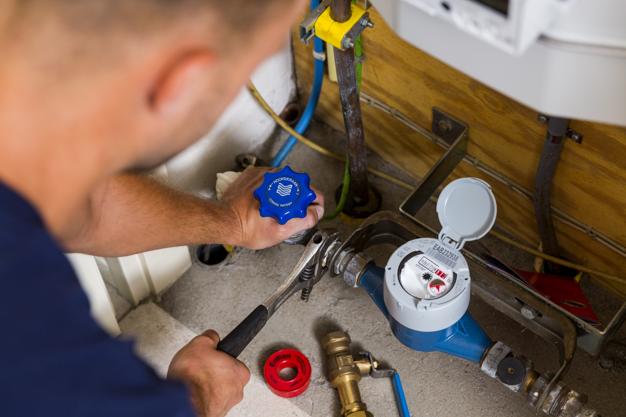 Monteur bij watermeter thuis