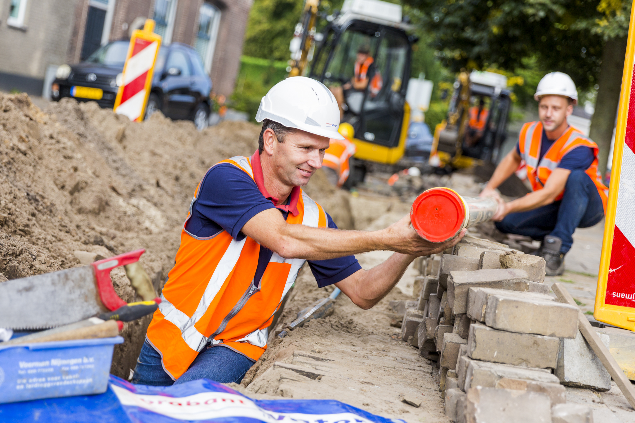 werkende monteur in sleuf