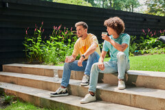 mannen_drinken_water_in_tuin
