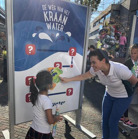 Kinderen spelen waterspel op evenement