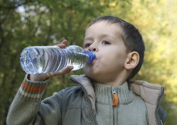 Jongetje drinkt uit flesje