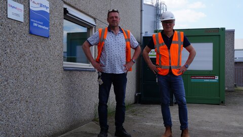Noud Langenberg en Marc van Hal bij de locatie van de waterzuiveringsinstallatie op het terrein van FrieslandCampina DMV.