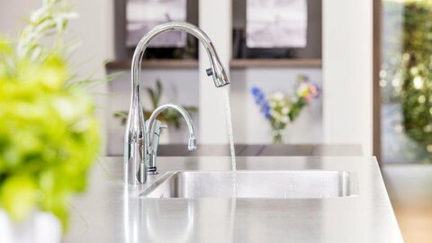 water loopt uit keukenkraan