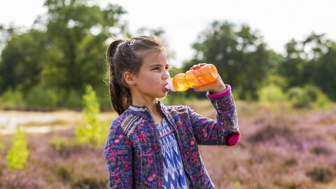 Meisje drinkt uit herbruikbare bidon