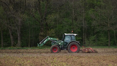 Trekker op landbouwgrond Brabant Water