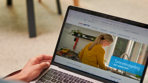klant kijkt op laptop naar tarieven