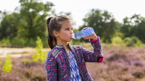 Meisje drinkt water uit fles