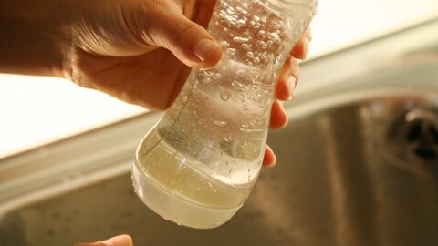 Flesje babyvoeding vullen met kraanwater