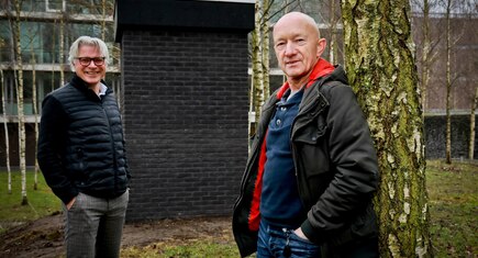 Collega's bij vleermuizenverblijf