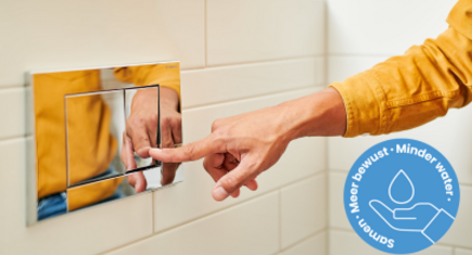 persoon gebruikt kleine spoelknop toilet