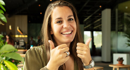 Kelly met duimen omhoog