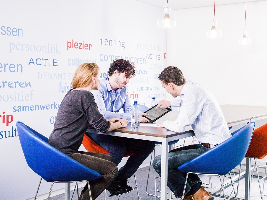 medewerkers in overleg