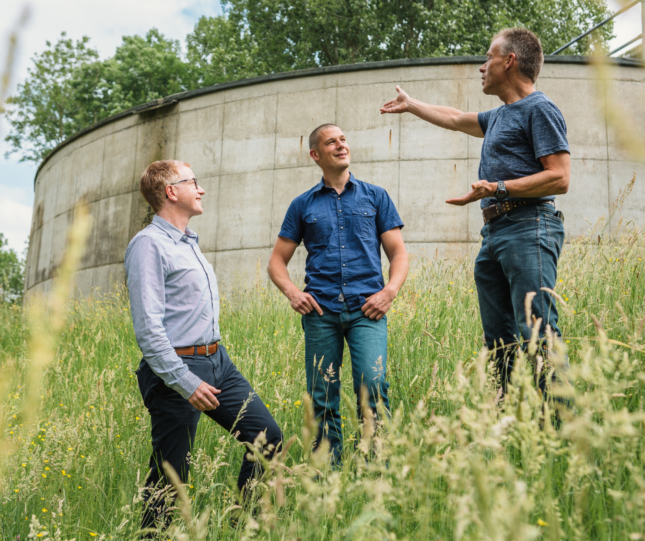 medewerkers in gesprek