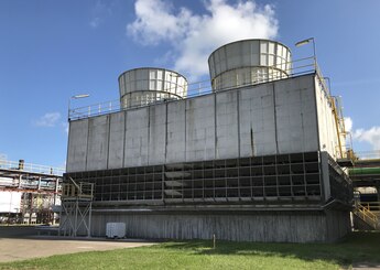 Koeltorens op de site van Sabic