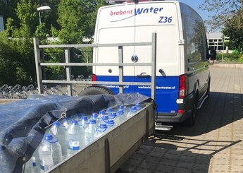 flessen op aanhanger bus Brabant Water