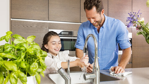 Vader en dochter wassen handen