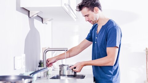 Man vult pan met water