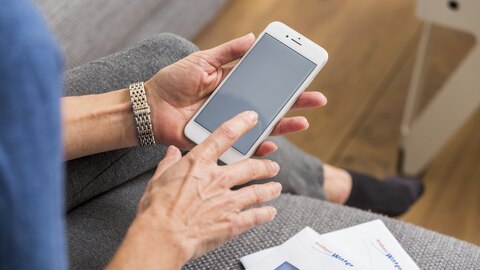 Mevrouw heeft mobiel in haar hand
